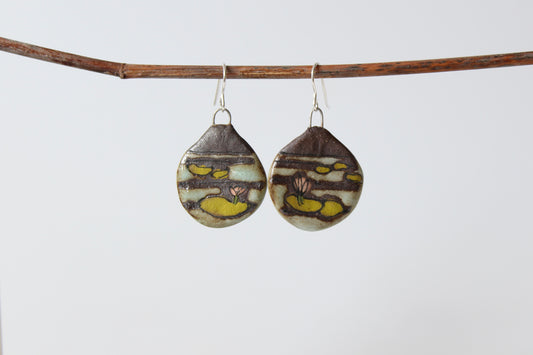 059. Lily Pad Disk Earrings. 1" x 1 1/4".