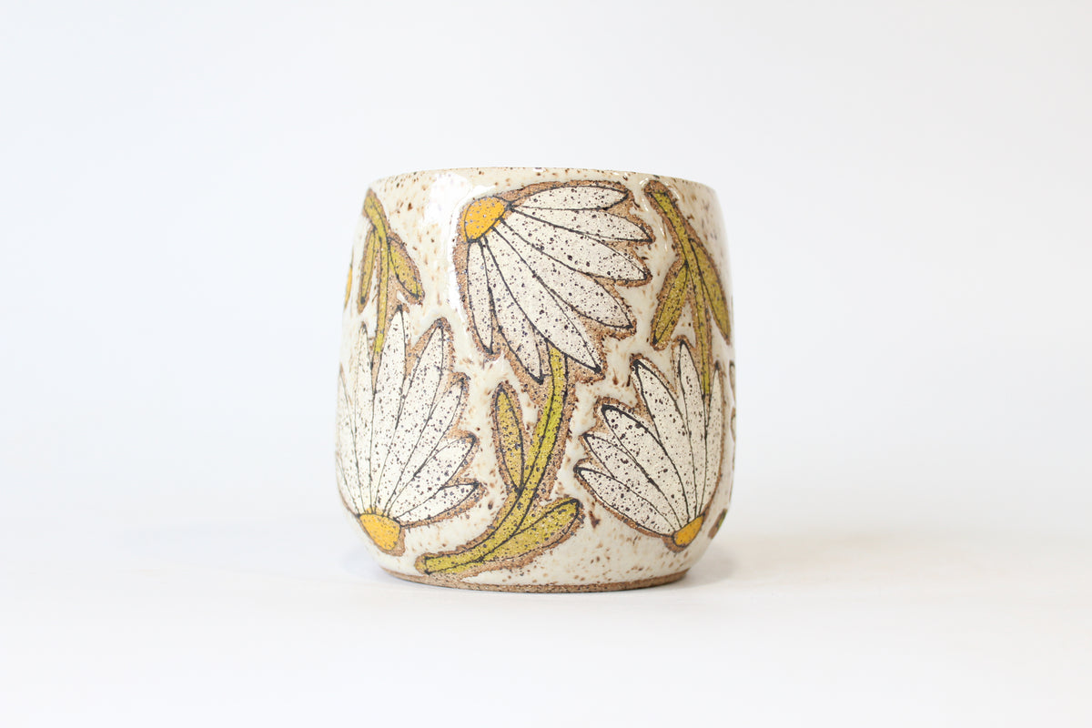 014. White Daisy Mug - 18oz.