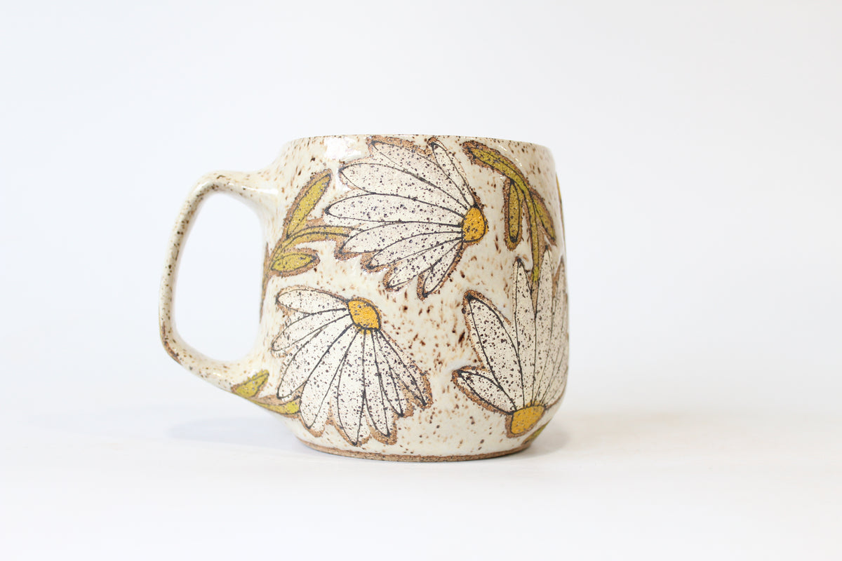 014. White Daisy Mug - 18oz.