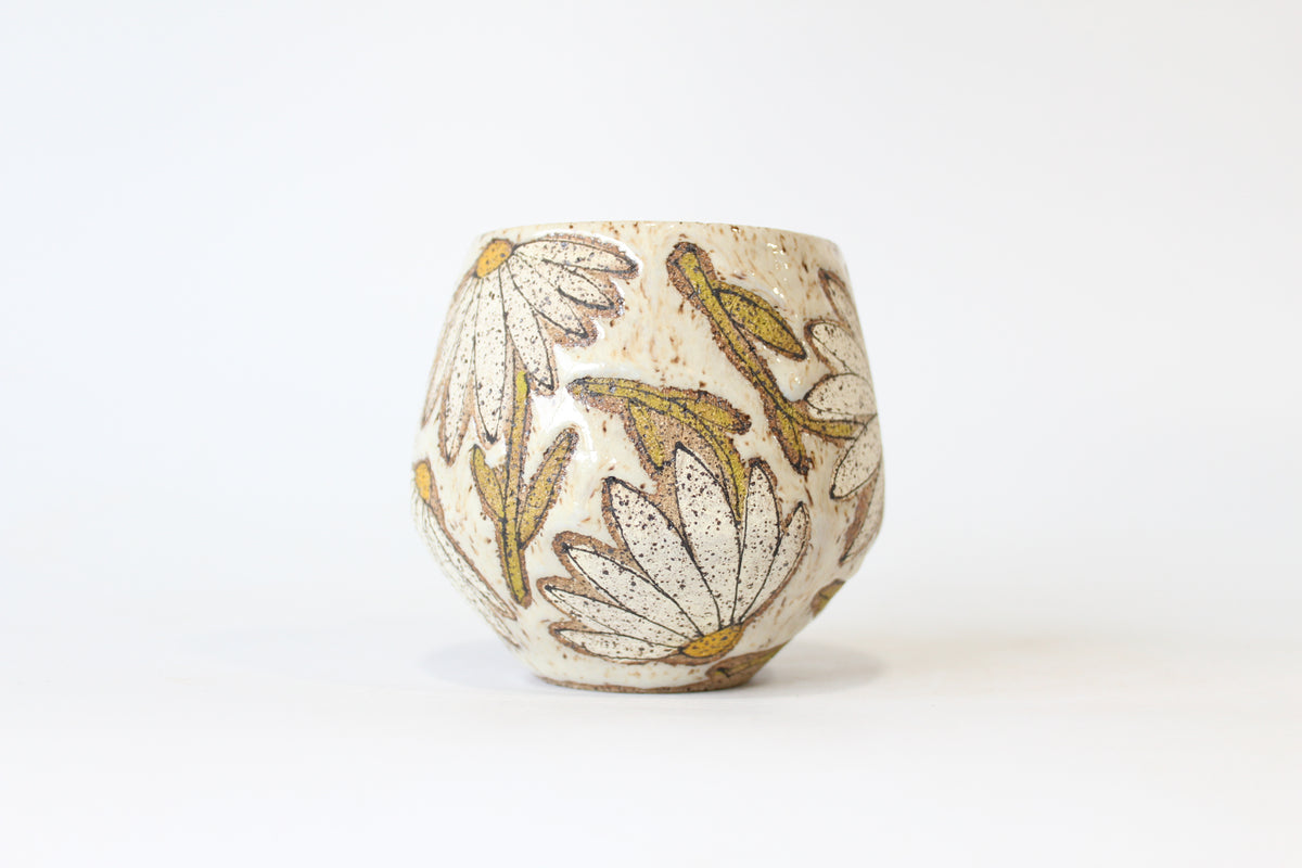 015. White Daisy Mug - 16oz.
