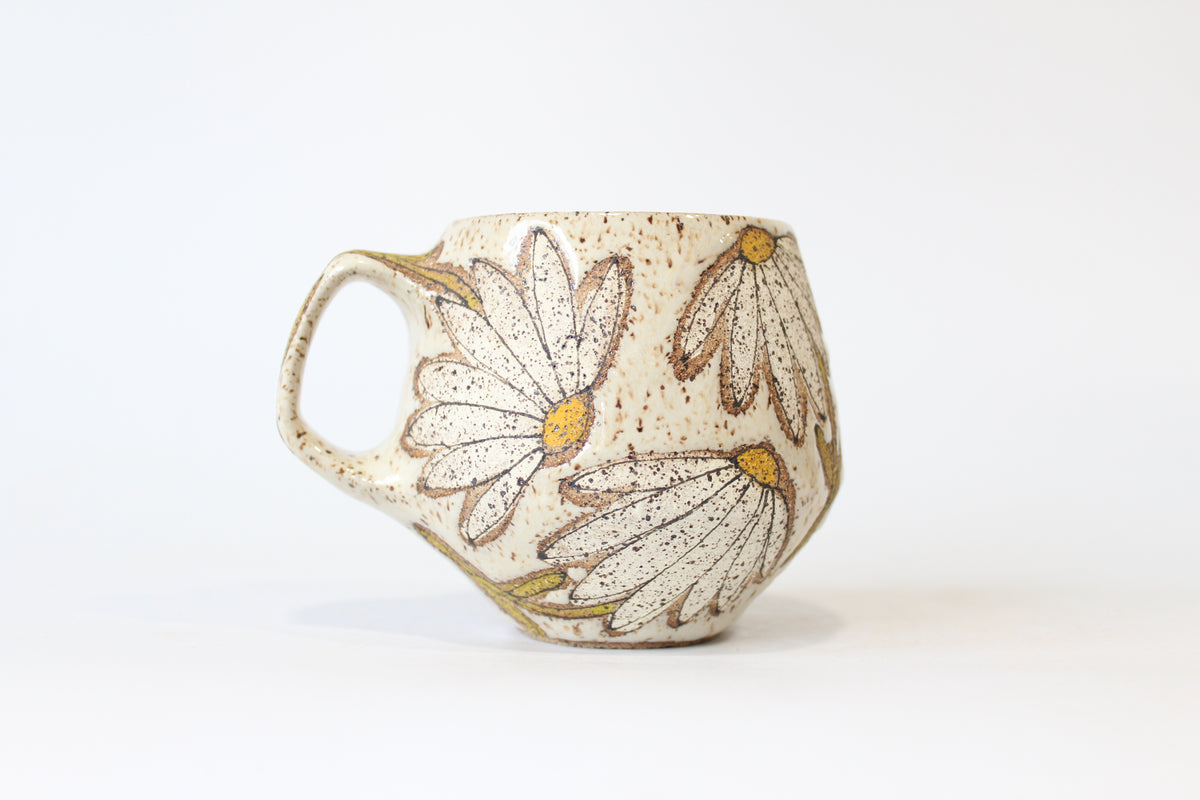 015. White Daisy Mug - 16oz.