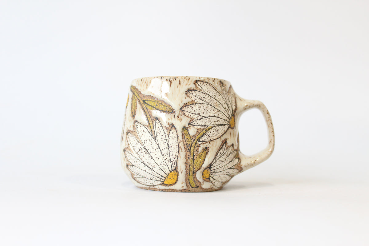 016. White Daisy Mug - 14oz.