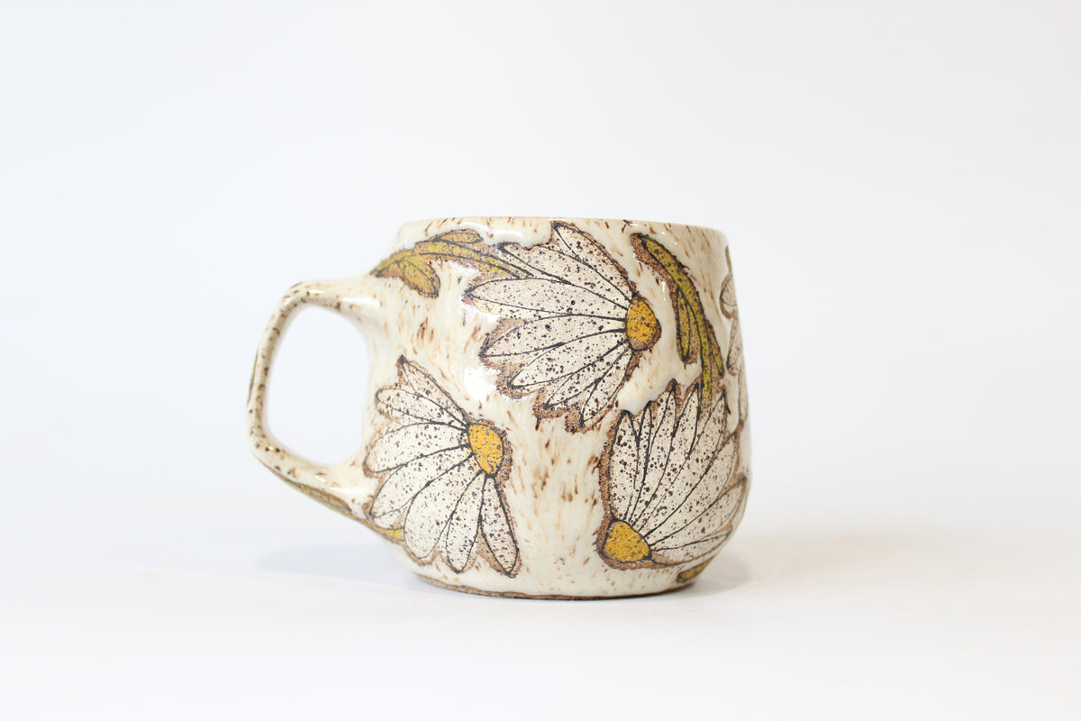016. White Daisy Mug - 14oz.