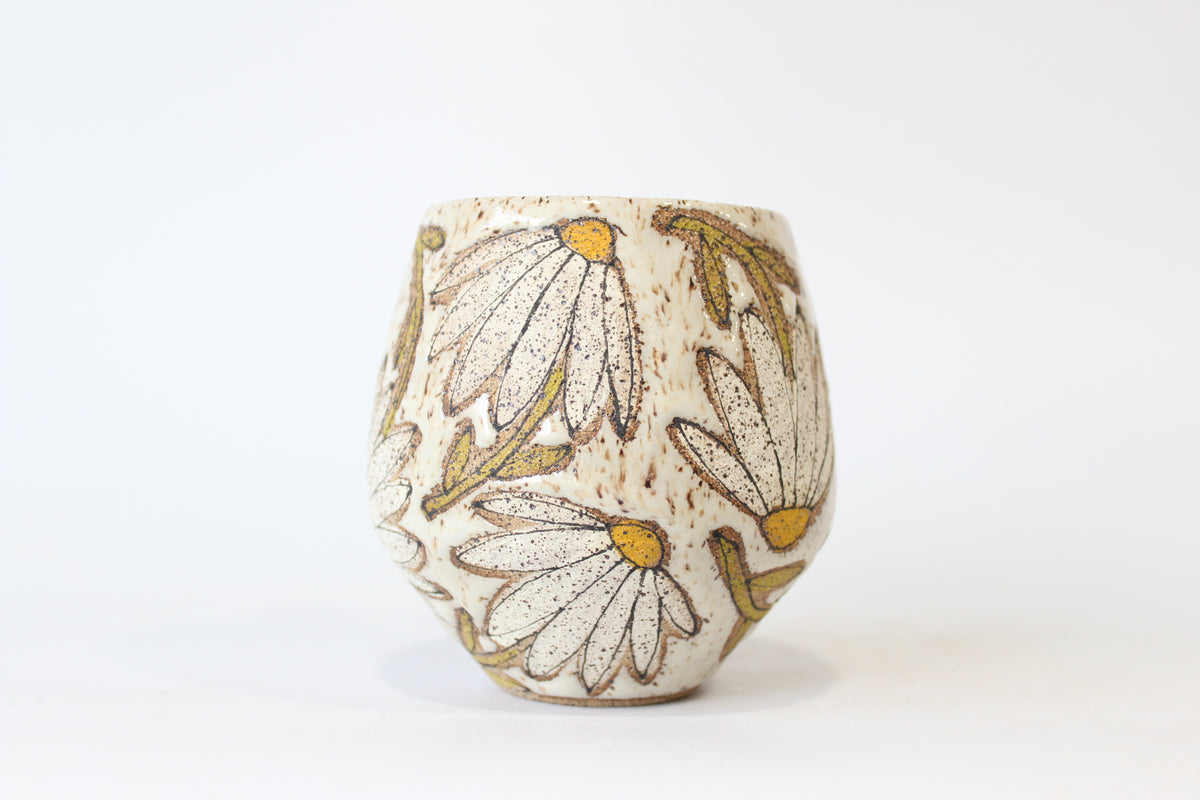 017. White Daisy Mug - 20oz.