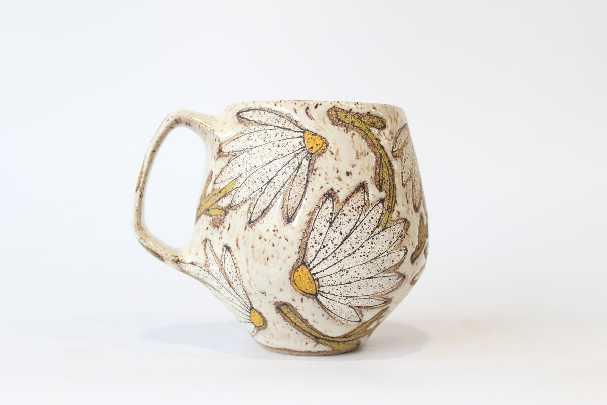 017. White Daisy Mug - 20oz.