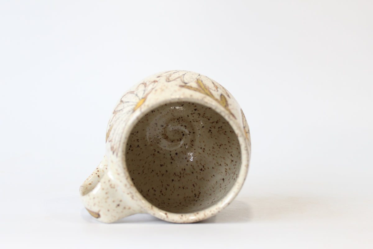 017. White Daisy Mug - 20oz.