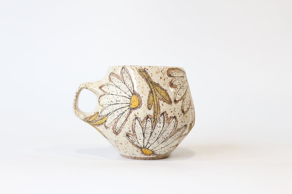 018. White Daisy Mug - 12oz.