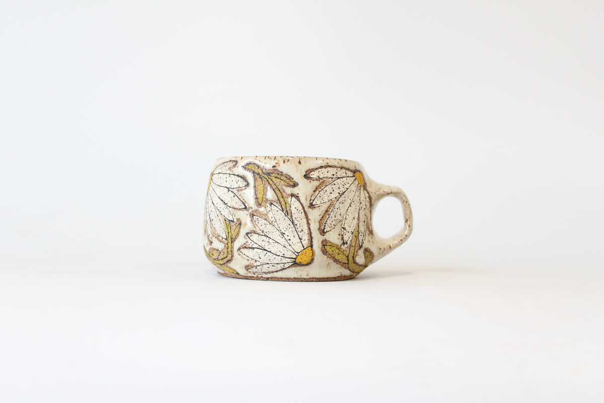 020. White Daisy Mug - 10oz.