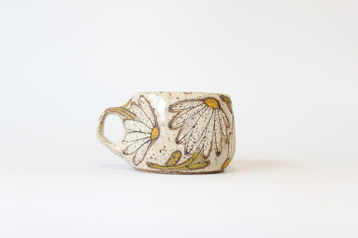 020. White Daisy Mug - 10oz.