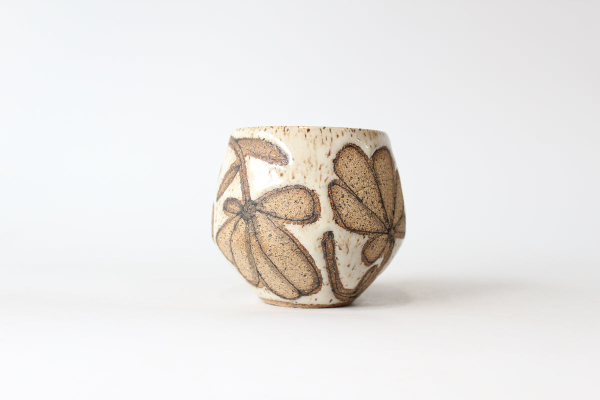 043. Flower Outline Mug - 12oz.